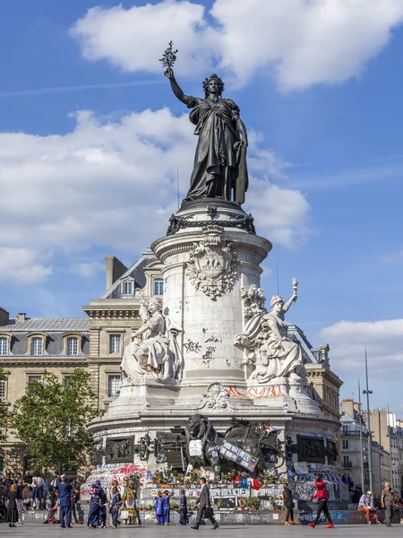 Parijs, Frankrijk, op 6 juli 2016. Gebied van de Republiek (fr. Place de la Republique). Het standbeeld van de Republiek in 1880 gebouwd door de gebroeders Maurice — Stockfoto