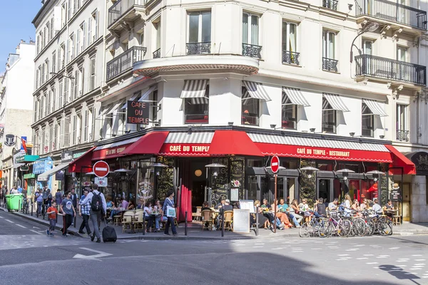 PARIS, FRANÇA, em 5 de julho de 2016. Rua típica parisiense pela manhã. As pessoas têm um resto e comem no café abaixo do céu aberto . — Fotografia de Stock