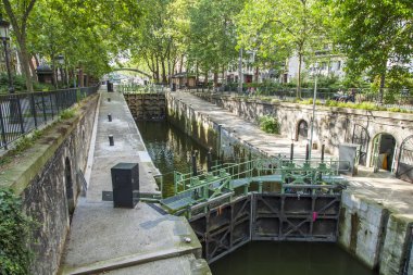 Paris, Fransa, 6 Temmuz 2016. Kilitler ve canal Saint Martin (fr. canal Saint-Martin köprülerde) 