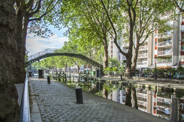 Paris, Fransa, 6 Temmuz 2016. Saint Martin kanalı (fr. canal Saint-Martin üzerinden köprü). — Stok fotoğraf