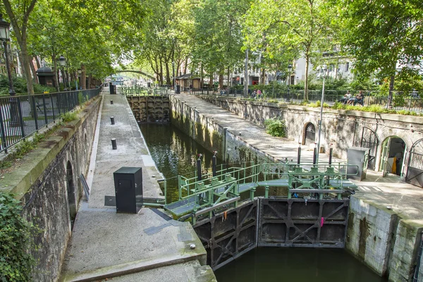 Paryż, Francja, zm. 6 lipca 2016. Zamki i mostów na kanale Saint Martin (fr. canal Saint-Martin) — Zdjęcie stockowe