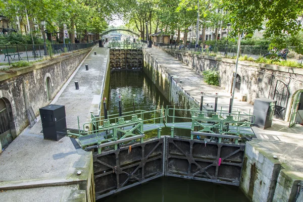 Paris, Frankrike, på 6 juli 2016. Slussar och broar på canal Saint Martin (fr. canal Saint-Martin) — Stockfoto