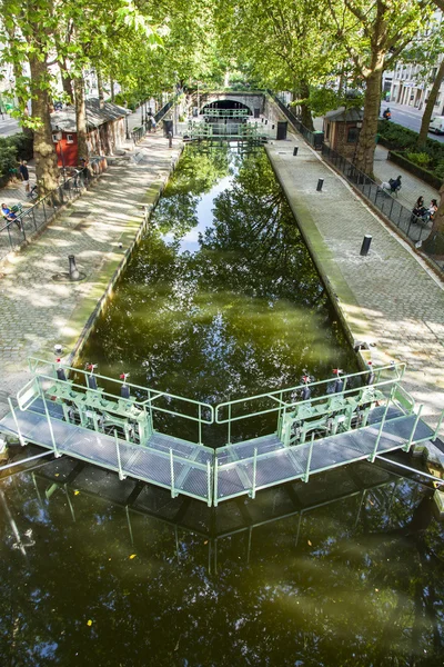 PARÍS, FRANCIA, 6 de julio de 2016. Cerraduras y puentes sobre el canal de San Martín (fr. canal Saint-Martin ) — Foto de Stock