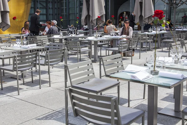 PARIS, FRANÇA, em 6 de julho de 2016. Restaurante sob o céu aberto no centro Georges Pompidou telhado — Fotografia de Stock
