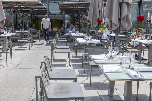 PARIS, FRANÇA, em 6 de julho de 2016. Restaurante sob o céu aberto no centro Georges Pompidou telhado — Fotografia de Stock