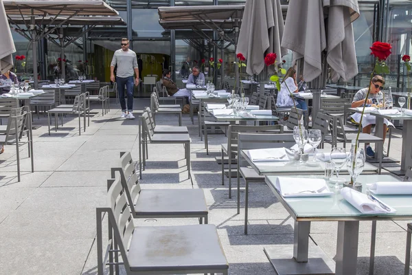 PARIS, FRANCE, on JULY 6, 2016. Restaurant under the open sky on the Centre Georges Pompidou roof — Stock Photo, Image