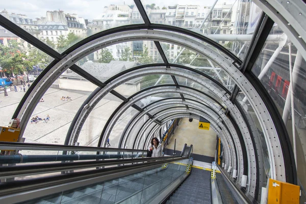 Paris, Fransa, 6 Temmuz 2016. Centre Georges Pompidou anket gsi iletken yürüyen merdiven — Stok fotoğraf