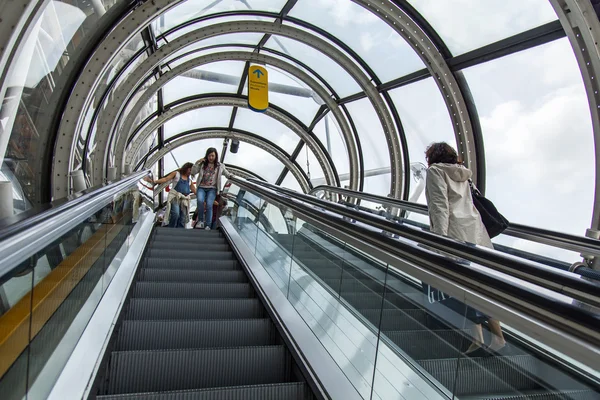 PARÍS, FRANCIA, 6 de julio de 2016. La escalera mecánica que conduce en la galería de estudios del Centro Georges Pompidou — Foto de Stock