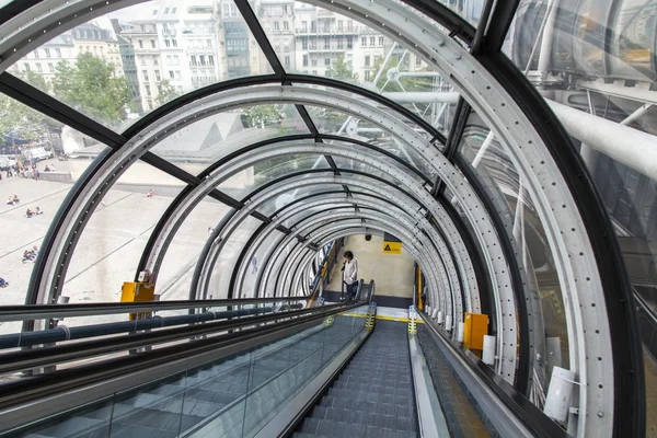 Parijs, Frankrijk, op 6 juli 2016. De roltrap uitvoeren op enquête galerij van het Centre Georges Pompidou — Stockfoto