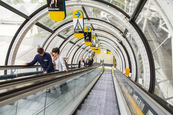 PARÍS, FRANCIA, 6 de julio de 2016. La escalera mecánica que conduce en la galería de estudios del Centro Georges Pompidou — Foto de Stock