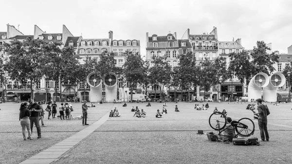 PARIS, FRANCE, on JULY 6, 2016. Square in front of the Centre Georges Pompidou facade — Stock Photo, Image