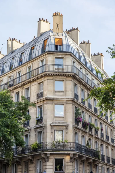 Paris, Frankreich, am 5. Juli 2016. Typische architektonische Details der Gebäude rund um den historischen Teil der Stadt. — Stockfoto