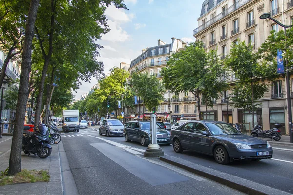 PARÍS, FRANCIA, 5 de julio de 2016. Calle típica parisina — Foto de Stock