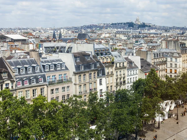 PARIS, FRANCE, le 6 juillet 2016. Panorama de ville. Vue depuis la galerie d'étude du Centre Georges PompidouPARIS, FRANCE, le 6 juillet 2016. Panorama de ville. Vue de la galerie d'étude du Centre Georges Pompidou — Photo