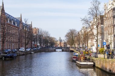 Amsterdam, Hollanda üzerinde 31 Mart 2016. Tipik kentsel görünümü. Kanal ve Binalar bentleri tarihinde XVII-XVIII İnşaat. 