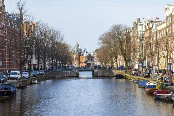 AMSTERDAM, NETHERLANDS on MARCH 31, 2016. Typical urban view. The channel and buildings of the XVII-XVIII construction on embankments. — Stock Photo, Image