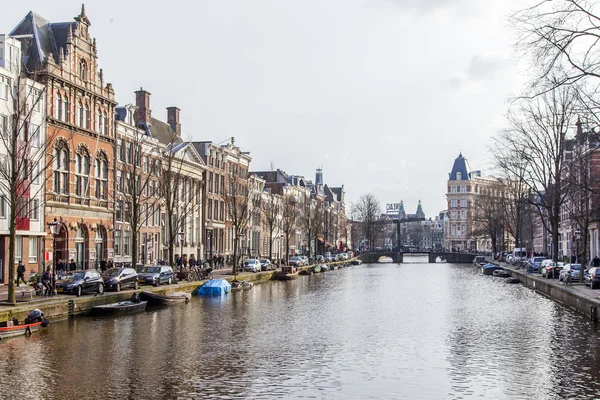 AMSTERDAM, PAÍSES BAJOS 31 DE MARZO DE 2016. Típica vista urbana. El canal y los edificios de la construcción XVII-XVIII sobre terraplenes . — Foto de Stock