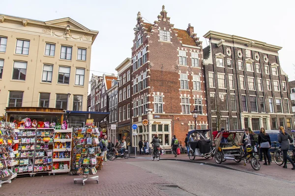 AMSTERDAM, PAYS-BAS, le 31 mars 2016. Vue urbaine typique, bâtiments de la construction XVII-XVIII — Photo