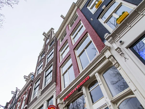 Amsterdam, Nizozemsko na 31 březnu 2016. Typické architektonické detaily o domy Xvii-Xviii stavby — Stock fotografie