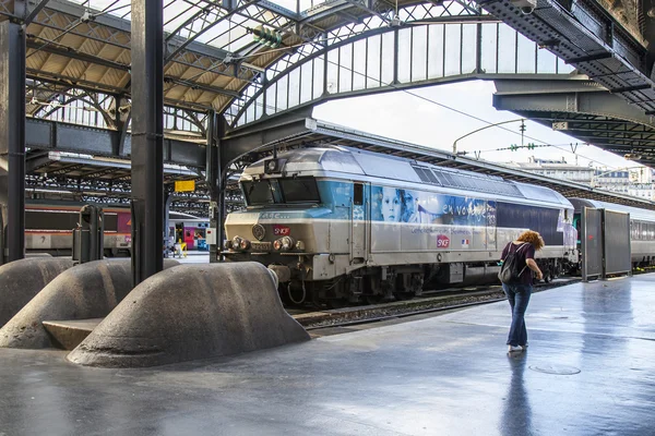 PARIS, FRANCE, on JULY 6, 2016. East station (fr. Gare de L Est). The Regioalny train near the platform — Stock Photo, Image