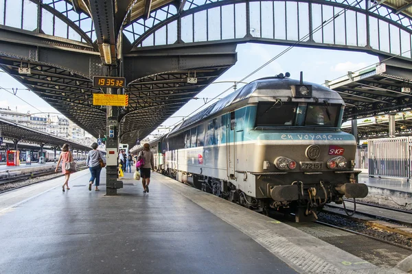 Paryż, Francja, zm. 6 lipca 2016. Stacja East (fr. Gare de L Est). Regioalny pociąg w pobliżu platformy — Zdjęcie stockowe