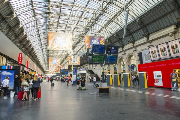 पेरिस, फ्रांस, जुलाई 6, 2016 पर। पूर्वी स्टेशन (फ्रंट। गारे डी एल एस्ट)। ट्रेनों से बाहर निकलने के हॉल का एक आंतरिक — स्टॉक फ़ोटो, इमेज