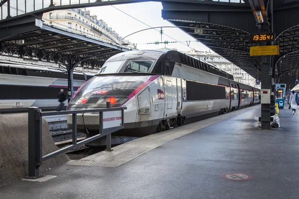 Paříž, Francie, na 6 července 2016. Východní nádraží (Gare de L Est fr.). Regioalny vlak u nástupiště — Stock fotografie