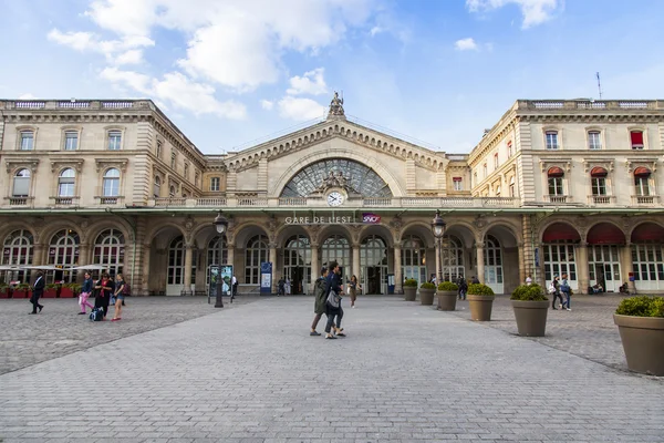 Париж, Франція, на 6 липня 2016. Фасадні Східного залізничного вокзалу. Він побудований за проектом архітектора ф. Dyukene у 1847-1849 — стокове фото