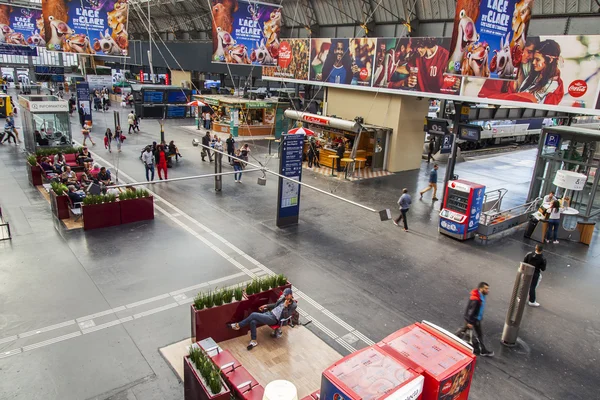 Paříž, Francie, na 6 července 2016. Východní nádraží (Gare de L Est fr.). Interiér haly vstup vlaky — Stock fotografie