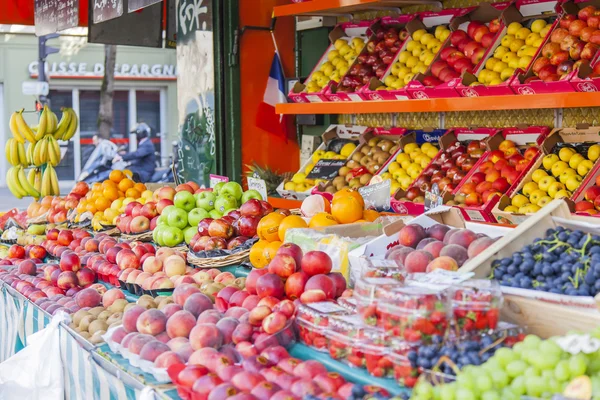 PARIS, FRANKRIG, den 6. juli 2016. Et gadeudstillingsvindue med grøntsager og frugt fra en typisk parisisk butik - Stock-foto