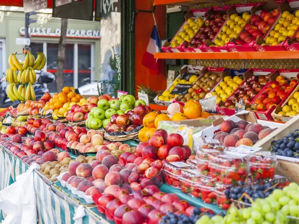 PARIGI, FRANCIA, 6 LUGLIO 2016. Una vetrina di strada con verdure e frutta del tipico negozio parigino — Foto Stock