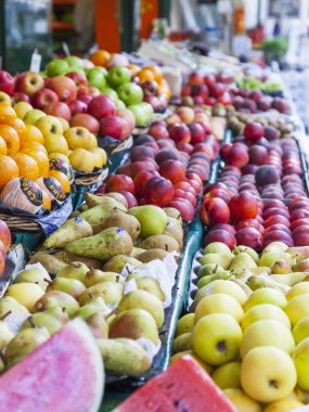 Paris, Fransa, 6 Temmuz 2016. Bir sokak gösterisi-pencere sebze ve meyve tipik Paris Shop
