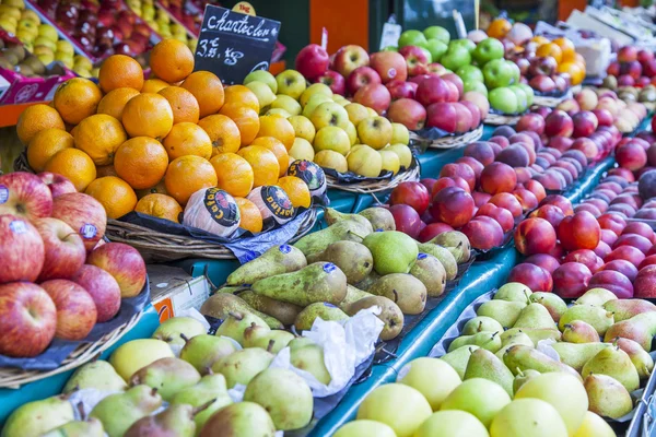 PARÍS, FRANCIA, 6 de julio de 2016. Un escaparate callejero con verduras y frutas de la típica tienda parisina —  Fotos de Stock