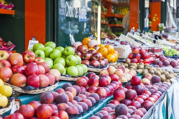 Paris, Frankrike, på 6 juli 2016. En gata Visa-fönster med grönsaker och frukt av typiska parisiska butik — Stockfoto