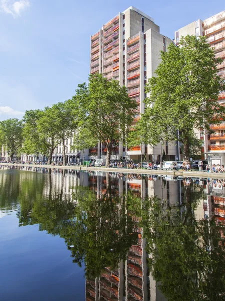 PARIS, FRANCE, on JULY 6, 2016. Saint Martin channel (fr. canal Saint-Martin). Embankments and their reflection in water — Stock Photo, Image