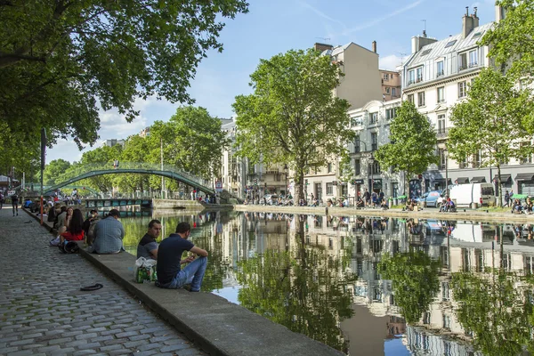 Paris, Frankrike, på 6 juli 2016. Saint Martin kanalen (fr. canal Saint-Martin). Människor har en vila på vallar — Stockfoto