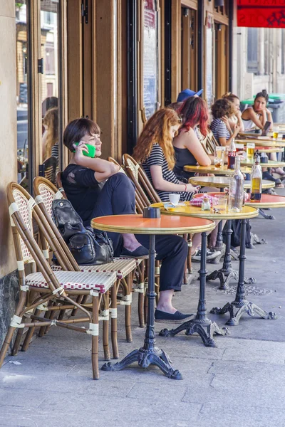 PARÍS, FRANCIA, 5 de julio de 2016. Calle típica parisina por la mañana. La gente descansa y come en la cafetería bajo el cielo abierto . — Foto de Stock