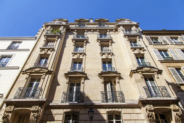 Parijs, Frankrijk, op 5 juli 2016. Typische architectonische details van gevels van historische gebouw. — Stockfoto