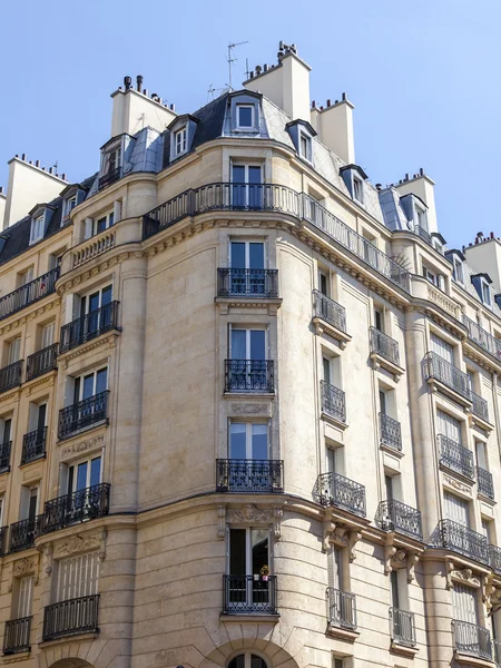 Paris, Frankreich, am 5. Juli 2016. Typische architektonische Details der Fassaden historischer Gebäude. — Stockfoto