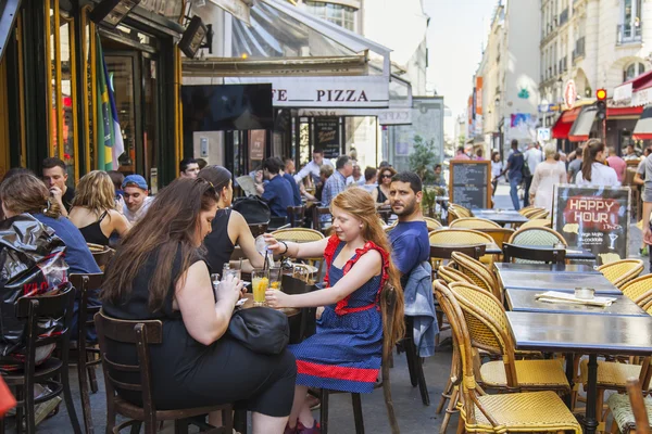 PARÍS, FRANCIA, 5 de julio de 2016. Calle típica parisina por la mañana. La gente descansa y come en la cafetería bajo el cielo abierto . —  Fotos de Stock