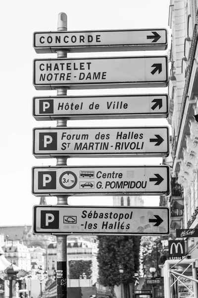 PARIS, FRANCE, on JULY 12, 2016. Typical urban view. Elements of transport navigation. — Stock Photo, Image