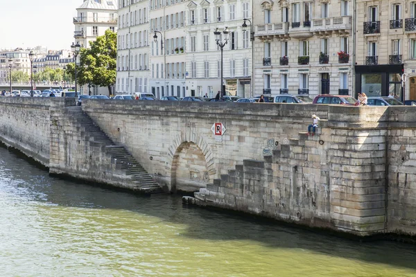 París, Francia, 7 de julio de 2016. Vista urbana. Sena y sus terraplenes — Foto de Stock