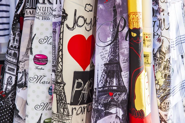 PARIS, FRANCE, on JULY 6, 2016. A show-window with textile products in shop of souvenirs — Stock Photo, Image