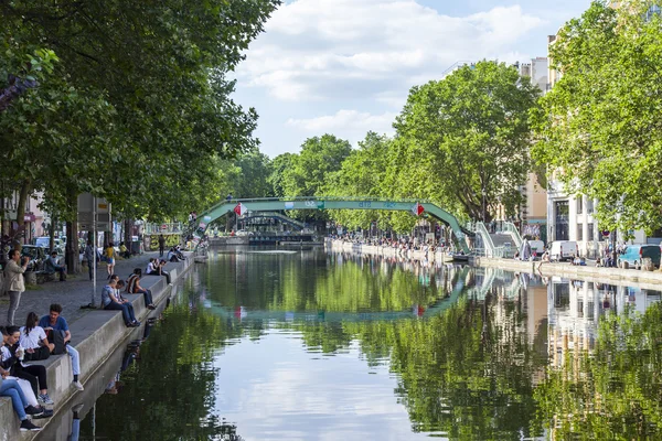 PARÍS, FRANCIA, 6 de julio de 2016. Canal de San Martín (fr. canal Saint-Martin). Arrastramientos y su reflejo en el agua — Foto de Stock