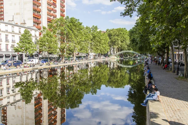 Paryż, Francja, zm. 6 lipca 2016. Kanał Saint Martin (fr. canal Saint-Martin). Nasypy i ich odbicie w wodzie — Zdjęcie stockowe