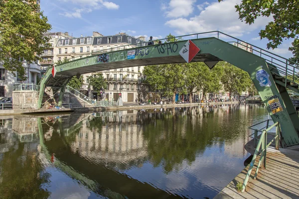 Paryż, Francja, zm. 6 lipca 2016. Kanał Saint Martin (fr. canal Saint-Martin). Nasypy i ich odbicie w wodzie — Zdjęcie stockowe