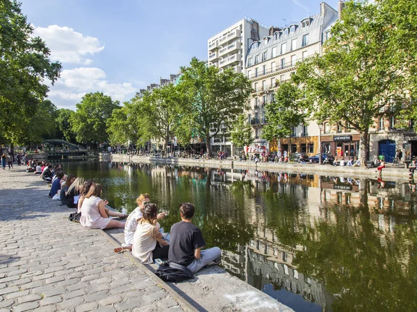 PARÍS, FRANCIA, 6 de julio de 2016. Canal de San Martín (fr. canal Saint-Martin). Arrastramientos y su reflejo en el agua — Foto de Stock