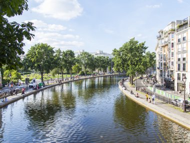  Paris, Fransa, 6 Temmuz 2016. Saint Martin kanalı (fr. canal Saint-Martin). Bentleri ve su onların yansıması