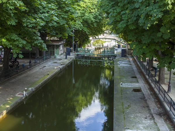 Paryż, Francja, zm. 6 lipca 2016. Kanał Saint Martin (fr. canal Saint-Martin). — Zdjęcie stockowe