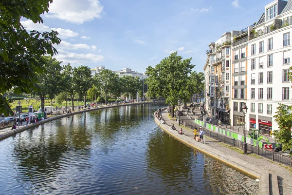 PARÍS, FRANCIA, 6 de julio de 2016. Canal de San Martín (fr. canal Saint-Martin). Arrastramientos y su reflejo en el agua — Foto de Stock